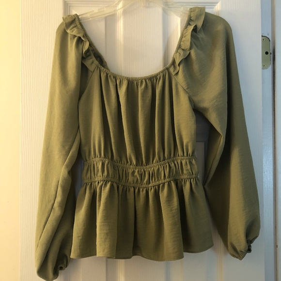 Nine West Tops - Pretty green long sleeve blouse